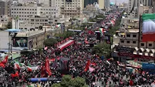 حشود غفيرة تتجمع في مشهد استعدادًا لدفن خامنئي
