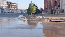 جهاز العاشر من رمضان يرفع آثار كسر خط المياه أمام نادي الصفوة بالحي الأول- صور
