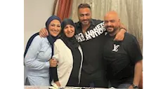 بعد وفاة والده..20 صورة لتامر حسني مع والدته وعائلته