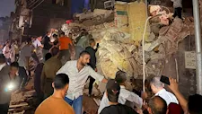 انتشال جثمان اول ضحية من عقار زفتى المنهار في الغربية
