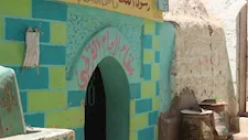 لماذا دُفن الإمام القرطبي في المنيا؟.. حكاية ضريح يقصده آلاف الزائرين (صور)