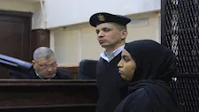 إحالة المتهمة بقتل طفليها بدافع الانتقام من زوجها للطب النفسي.. ماذا حدث بجلسة المحاكمة؟