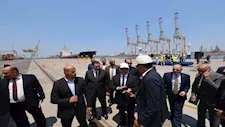بالصور.. كامل الوزير يتفقد ميناء دمياط ويكرم أبطال احتواء حادث السفينة