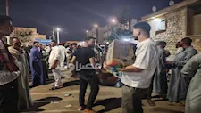 الجدعان وقت الأزمات.. شباب يوزعون المياه والعصائر على أهالي ضحايا حادث الدواويس -فيديو