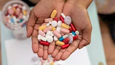 الحكومة تحسم الجدل بشأن عدم توافر أدوية التأمين الصحي