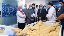 بتكليف من مدبولي.. وزير العمل يتفقد مصابي حادث عمال الدواويس بالإسماعيلية (صور)