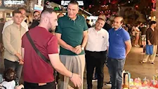 سيرًا على الأقدام.. محافظ جنوب سيناء يتفقد السوق التجاري ويلتقي المواطنين (صور)