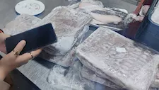 جمبري بتاريخين وبطارخ متحللة.. ضبط بحريات فاسدة داخل مطعم شهير في بورفؤاد - صور