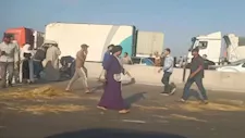 بالأسماء.. إصابة 16 عاملًا في انقلاب سيارة ربع نقل بمحور 30 يونيو (صور)