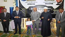محافظ السويس يُكرم حفظة القرآن الكريم ويُهدي الأولى رحلة عمرة (صور)