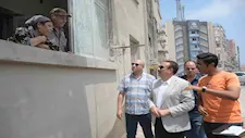 قطع جولته ووقف تحت البلكونة.. حوار دافئ بين محافظ بورسعيد وزوجين مسنين: عينينا ليكم  