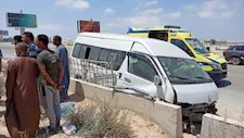 بينهم أطفال.. إصابة 15 شخصًا في انقلاب ميكروباص بطريق مطروح - صور