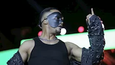 قناع ولوك غريب.. محمد رمضان يثير الجدل في حفل الساحل الشمالي