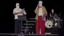 تووليت يوزع هدايا على جمهور حفله في يلا ساحل بـ العلمين الجديدة 