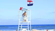 ملتم أغسطس.. أمواج البحر تعكر صفو المصايف بشواطئ الإسكندرية