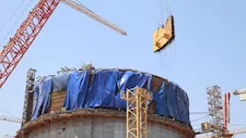 صور.. تركيب المستوى الخامس لوعاء الاحتواء بالمفاعل الأول بمحطة الضبعة