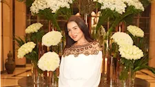 "ملكة فرعونية".. مي عز الدين تتألق بإطلالة أنيقة والجمهور يتغزل بجمالها