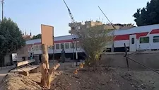 كارثة على سكة الأشراف.. فيديو يوثق عبور قطار من مزلقان مفتوح في قنا