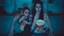   لماذا نسمع أصواتا مخيفة في المنزل بعد مشاهدة أفلام الرعب؟