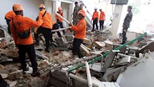 بعد الزلزال.. رجال الإنقاذ في إندونيسيا يبحثون عن ناجين بين الأنقاض