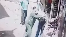 "جرّتها من شعرها لبيت أهلها".. ضبط سيدة اعتدت على زوجة ابنها بالشارع في المحلة