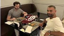 محمد صلاح يمازح رامي عباس بعد صورة الغداء.. ووكيله يرد (صورة)