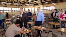 عميد طب أسيوط يتفقد امتحانات الدور الثاني للفرقة الأولى 