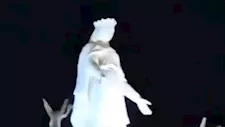 تزامنًا مع احتفالات الصيام.. ظهور نور مضيء وحمامة حول تمثال العذراء بدير درنكة- صور