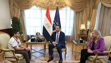 وزير الاتصالات يكرم مارتيروس مينا البالغ من العمر 10 أعوام لتميزه في البرمجة والروبوتات
