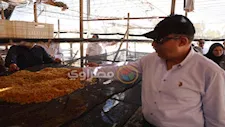 العنب يتحول إلى زبيب.. محافظ المنيا يتفقد موسم الحصاد في أبو قرقاص (صور)