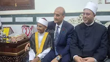 "فتح الله عليك".. محافظ أسيوط يمنح طفلًا 200 جنيه بعد إبهاره في "دولة التلاوة"