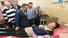بعد إصابته في حملة إزالة.. محافظ المنوفية يزور نائب رئيس حي شرق بالمستشفى (صور)
