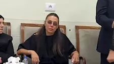 بالصور.. انهيار الفنانة لورا خليل أثناء تشييع جثمان زوجها