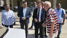 "وعد فأوفى".. محافظ بورسعيد يُسلم "عم محمد" تاكسيه بعد إصلاحه -صور 