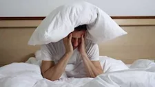 ماذا يحدث للجسم عند النوم في غرفة شديدة الإضاءة؟