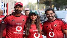 صور تجمع أحمد وكريم فهمي في مدرجات "كامب نو" لدعم الأهلي أمام برشلونة