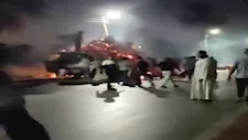 "العربية وِلعت وهي ماشية".. أهالي ملوي في المنيا ينقذون سيارة نقل من الاشتعال- صور