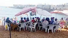 ستانلي والهانوفيل كاملة العدد.. المصايف تعلن ألوان الرايات بشواطئ الإسكندرية -صور
