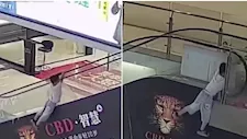 لحظات مرعبة.. طفل علق بالسلم الكهربائي وهذا ما حدث له (فيديو) 