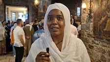 جاءت من إثيوبيا للاحتفال بالعذراء.. زائرة تشيد بكرم المصريين في دير درنكة (فيديو)
