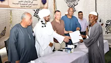 بعد انتظار 23 عاماً.. محافظ أسوان يسلم عقود أراضي المنصورية الجديدة للمستحقين