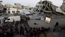 بالصور- مؤسسة مشهراوي تعرض أفلامها لسكان قطاع غزة وسط الركام