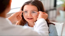 لماذا تسبب النظارات غير المناسبة الصداع؟ طبيبة توضح