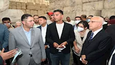 وزير الصناعة يتفقد مجمع مصانع لإنتاج الأسمدة بدمياط
