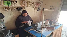 "ماكينة صغيرة" صنعت الحلم.. قصة سيدة في بني سويف تكافح من أجل أطفالها الأربعة (صور)