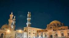 بسبب الزحام.. قرار جديد بشأن الأفواج السياحية في خان الخليلي والحسين الثلاثاء