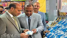 بتخفيضات للمواطنين.. محافظ أسيوط يفتتح معرض «أهلاً مدارس» بحي شرق 