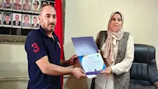 نموذج للأمانة.. تكريم سائق "توك توك" أعاد حقيبة أموال وأغراض ثمينة بقويسنا  