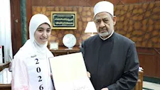 شيخ الأزهر يمنح أوائل الثانوية الأزهرية مكافآت مالية ويهديهم رحلات عمرة
