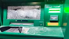 "رحمتهم من السفر فحطمها مهزوز نفسيًا".. حقيقة تدمير ماكينة ATM بالشرقية